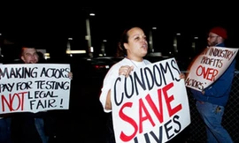 Biểu tình kêu gọi diễn viên phim khiêu dâm dùng bao cao su để tránh lây nhiễm HIV