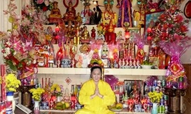 'Thánh 5.000 tuổi' ở TP.HCM với cách chữa bệnh kiểu 'tung chưởng'