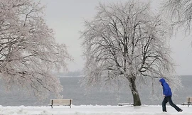 Tuyết phủ trắng công viên ở Kingston, Ontario, Canada
