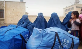 Những phụ nữ Afghanistan nhận hàng cứu trợ
