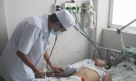 Một bệnh nhân ngộ độc rượu được điều trị tại bệnh viện Ảnh: L.N