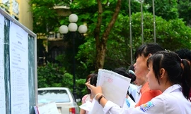 Thí sinh đến làm thủ tục dự thi vào ĐH Công đoàn sáng nay (8-7)