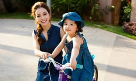 Jennifer Phạm và con gái đáng yêu với đồ đôi