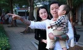 Vợ và con trai quấn quýt Tuấn Hưng không rời