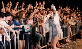 Hoàng Thùy Linh quyến rũ trong 'vòng vây' hàng nghìn sinh viên