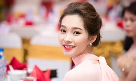 Hoa hậu Thu Thảo đẹp 'trong veo' với váy hồng pastel