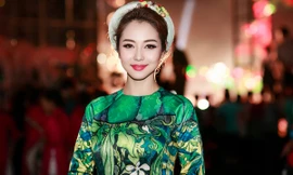 Jennifer Phạm diện áo dài, khăn đóng làm MC