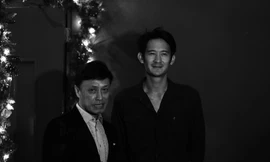 Con trai Tuấn Ngọc né truyền thông, lặng lẽ đến xem bố hát