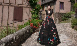 Kha Mỹ Vân mặc váy dạ hội khoe dáng bên trời Tây