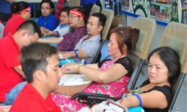 Người dân đang hiến máu.