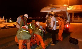 Nạn nhân Myanmar đã được đưa vào bờ và đang làm thủ tục đưa về nước. (Ảnh minh họa: Danang MRCC cung cấp).