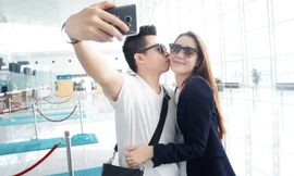 Vợ chồng Dương Thuỳ Linh hôn nhau tình tứ ở sân bay