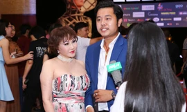 Vũ Hoàng Việt và người tình U60 tình tứ đi xem show của Mr. Đàm