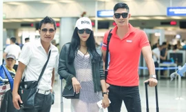 Diệp Lâm Anh diện váy lưới xuyên thấu ra sân bay