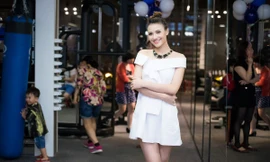 Hồng Quế khoe chân dài quyến rũ với váy trắng muốt