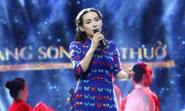 Phi Nhung nức nở tiết lộ mẹ từng đi làm ở quán bar