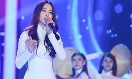 Nam Em mặc áo dài trắng tinh khôi hát nhạc bolero