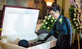 MC Kỳ Duyên tiễn mẹ lần cuối trong tang lễ