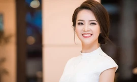 Á hậu Thụy Vân đeo đồng hồ 450 triệu đồng làm MC