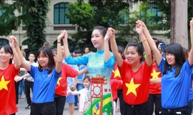 Ngọc Hân, Mỹ Linh, Thanh Tú mặc áo dài nhảy flashmob ở Hồ Gươm