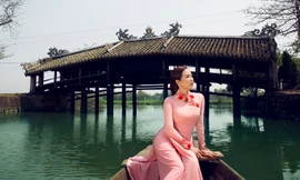 Thu Hoài đẹp kiêu sa với áo dài giữa Kinh thành Huế