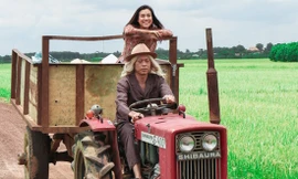 Hoài Linh tóc bạc phơ, lái máy cày chở Hoàng Oanh trên đường quê