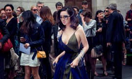 Giáng My mặc xẻ táo bạo đi xem thời trang ở Pháp