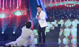 Ngô Kiến Huy 'lê lết' chụp ảnh cho Lam Trường