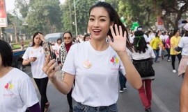Hoa hậu Mỹ Linh rạng rỡ chạy bộ vì trẻ em
