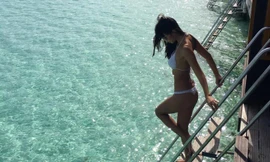 Siêu mẫu Hà Anh khoe ảnh trăng mật nóng bỏng ở 'thiên đường' Maldives