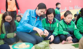 Hoa hậu Ngọc Hân gói bánh chưng tặng trẻ nghèo miền núi