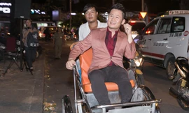 Bằng Kiều mặc vest bảnh bao, ngồi xích lô tới dự sự kiện