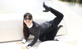 Nữ ca sĩ 'nhà trăm tỷ' tạo dáng khó đỡ trên du thuyền 5 sao