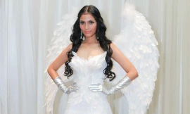 Trương Thị May đeo cánh thiên thần diễn thời trang