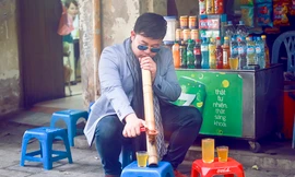 Quang Lê thích thú dạo phố cổ, hút thuốc lào