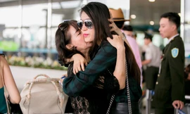 Á hậu Lệ Hằng òa khóc tiễn cha mẹ sang Mỹ định cư