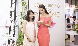 Sách viết về thế giới đàn ông của siêu mẫu Hà Anh 'cháy hàng'