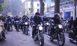 Thể theo nguyện vọng của Trần Lập và vợ, MC Anh Tuấn dẫn đầu đoàn mo-tô diễu hành đưa linh cữu Trần Lập về Công viên Nghĩa Trang Thiên Đức - Huyện Phù Ninh - Tỉnh Phú Thọ. Ảnh: Minh Hạnh. 