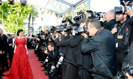 Lý Nhã Kỳ diện váy đỏ rực thu hút ống kính ở LHP Cannes