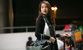 Trương Ngọc Ánh diện phụ kiện trăm triệu ra sân bay