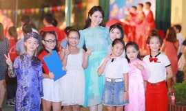 Hoa hậu dân tộc Ngọc Anh vui trung thu với trẻ em khiếm thị