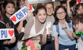 'Rừng fan' ra sân bay đón Chi Pu trở về Việt Nam