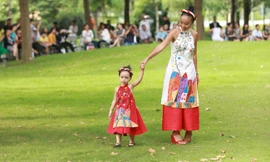 Đoan Trang cùng con gái mặc áo dài đôi diễn thời trang