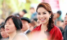 Phạm Hương đẹp 'không tì vết' giữa vòng vây sinh viên