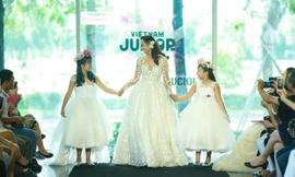 Thúy Hạnh cùng hai con gái hóa cô dâu lộng lẫy trên sàn catwalk