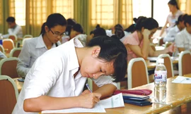 Thí sinh làm bài thi tại trường Đại học Luật Hà Nội Ảnh: Hồng Vĩnh