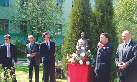 Chuyện đặt tượng Bác ở thành Len