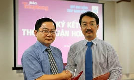TBT báo Tiền Phong - ông Lê Xuân Sơn (trái) và Phó Chủ tịch Quỹ Thắp sáng niềm tin, ông Nguyễn Thiện Bảo, trong buổi ký thỏa thuận hợp tác