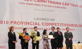 Chủ tịch VCCI Vũ Tiến Lộc tặng bằng khen cho ba địa phương (Đà Nẵng, Lào Cai, Đồng Tháp) dẫn đầu bảng xếp hạng PCI 2010 Ảnh: Phong Cầm