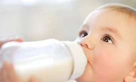 Trẻ bú bình dễ mắc chứng hẹp phì đại môn vị dạ dày